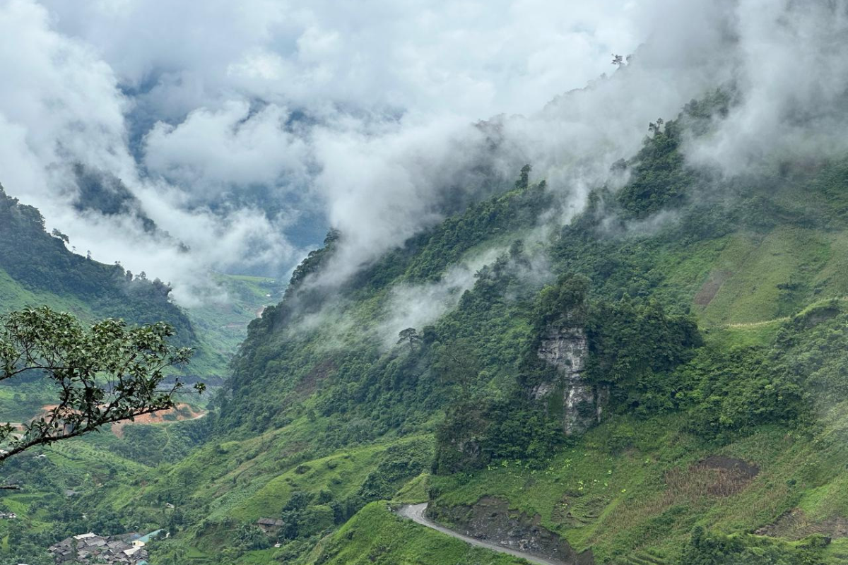 The Road to  Du Gia on the Stone Plateau